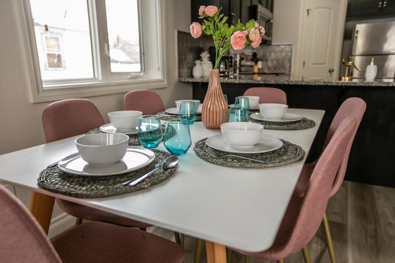Mediterranean Retreat - King Bed - Fireplace - Jacuzzi - Fast Wi-Fi - Games Room - Free Parking & Netflix Едмонтон Екстер'єр фото