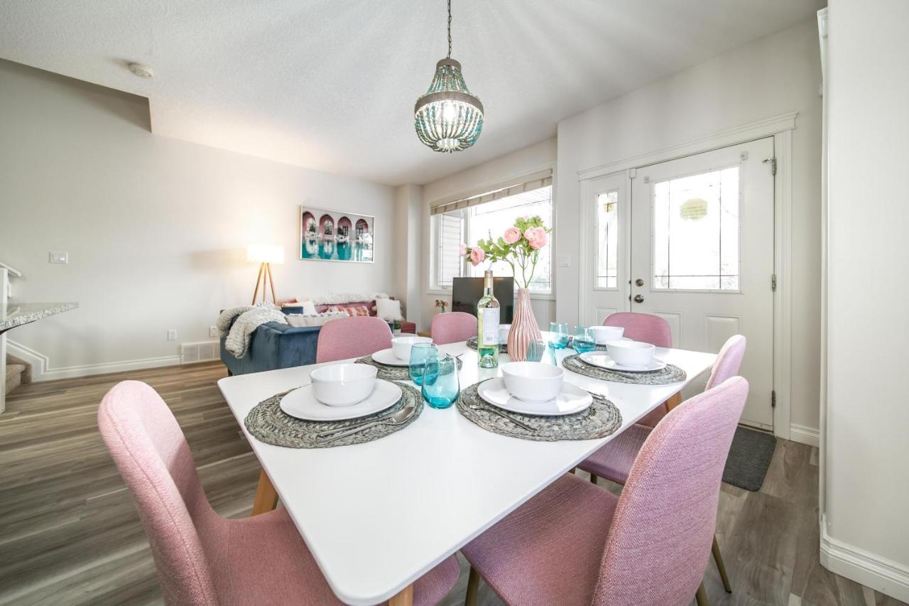 Mediterranean Retreat - King Bed - Fireplace - Jacuzzi - Fast Wi-Fi - Games Room - Free Parking & Netflix Едмонтон Екстер'єр фото