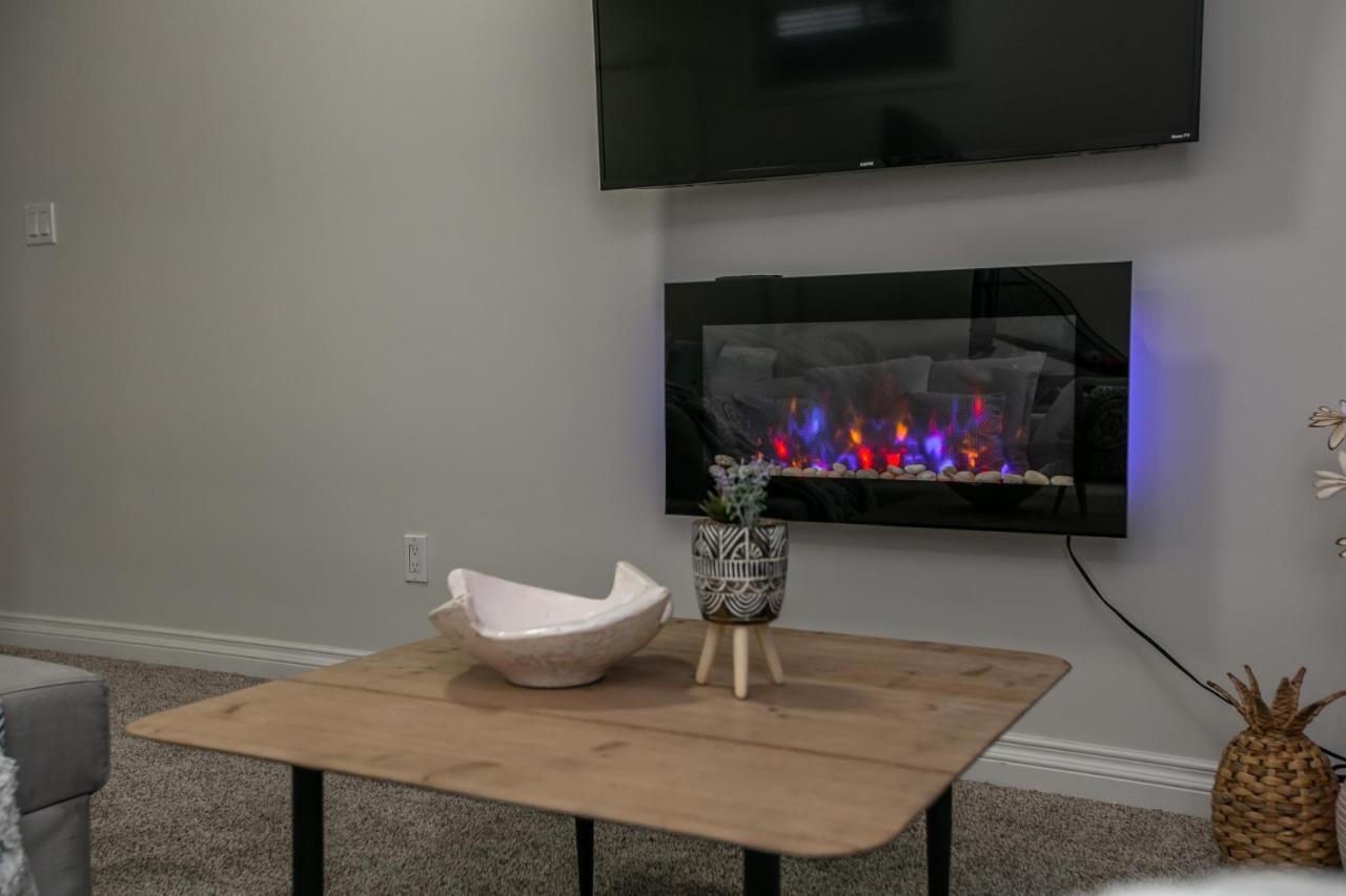 Mediterranean Retreat - King Bed - Fireplace - Jacuzzi - Fast Wi-Fi - Games Room - Free Parking & Netflix Едмонтон Екстер'єр фото