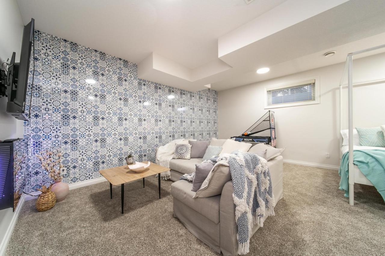 Mediterranean Retreat - King Bed - Fireplace - Jacuzzi - Fast Wi-Fi - Games Room - Free Parking & Netflix Едмонтон Екстер'єр фото