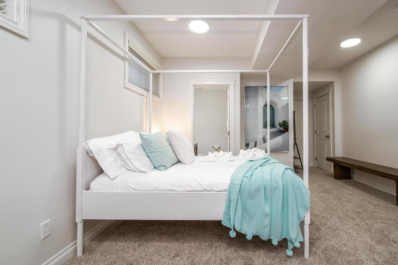 Mediterranean Retreat - King Bed - Fireplace - Jacuzzi - Fast Wi-Fi - Games Room - Free Parking & Netflix Едмонтон Екстер'єр фото