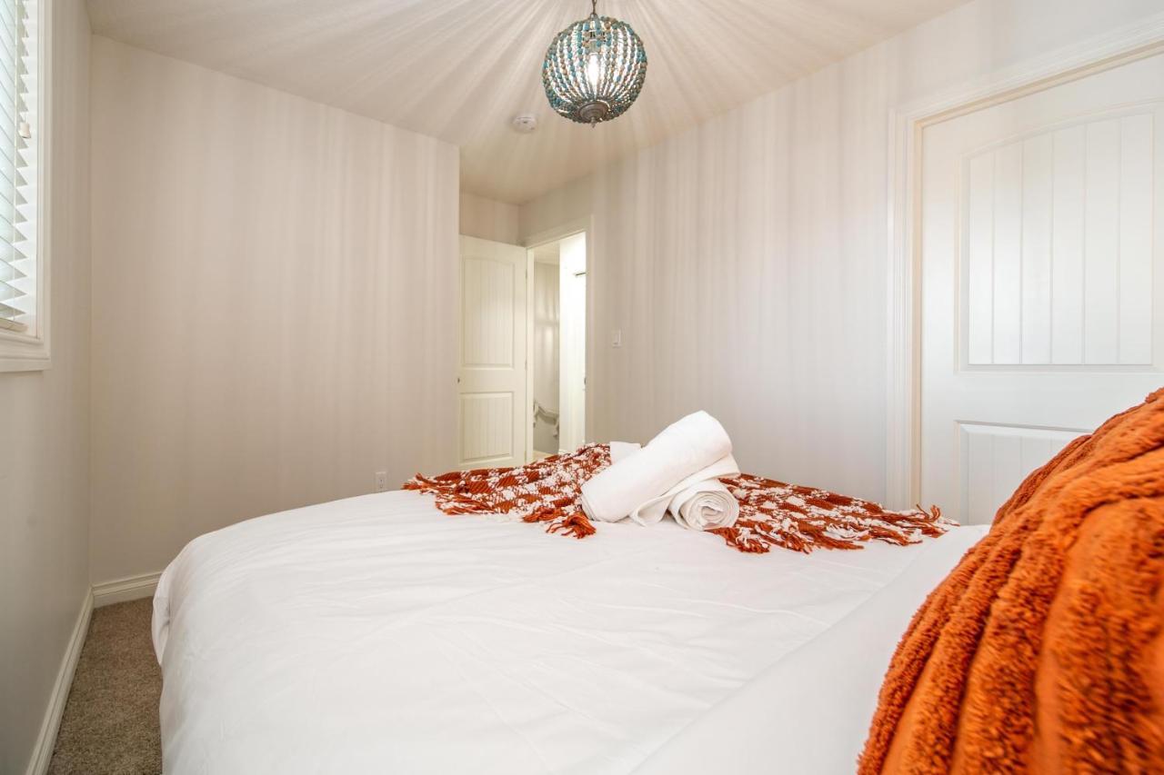 Mediterranean Retreat - King Bed - Fireplace - Jacuzzi - Fast Wi-Fi - Games Room - Free Parking & Netflix Едмонтон Екстер'єр фото