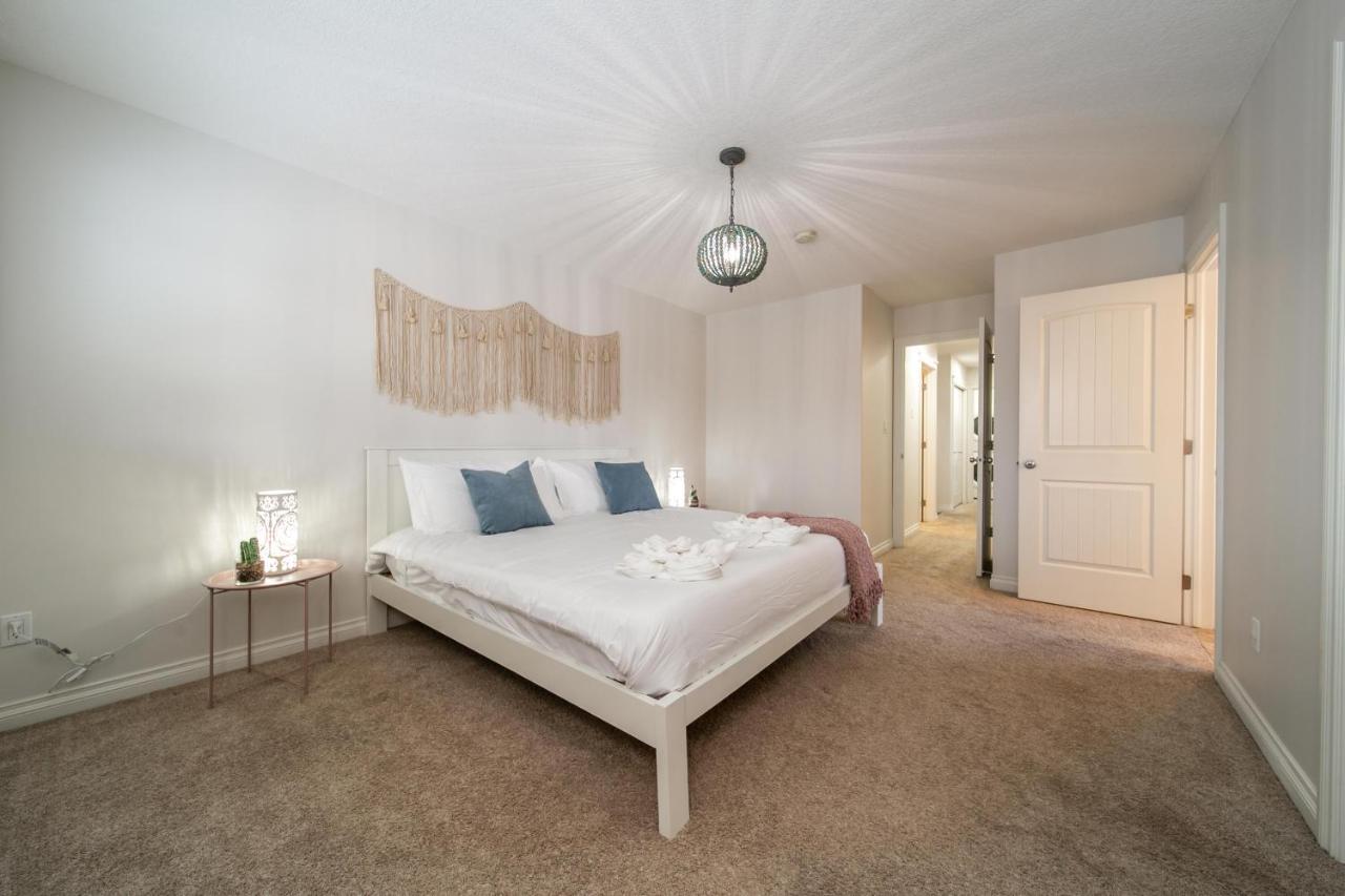 Mediterranean Retreat - King Bed - Fireplace - Jacuzzi - Fast Wi-Fi - Games Room - Free Parking & Netflix Едмонтон Екстер'єр фото