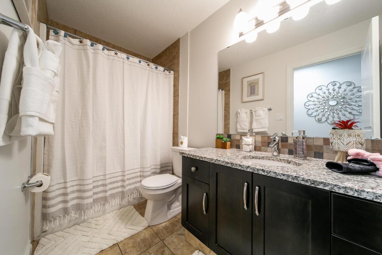 Mediterranean Retreat - King Bed - Fireplace - Jacuzzi - Fast Wi-Fi - Games Room - Free Parking & Netflix Едмонтон Екстер'єр фото