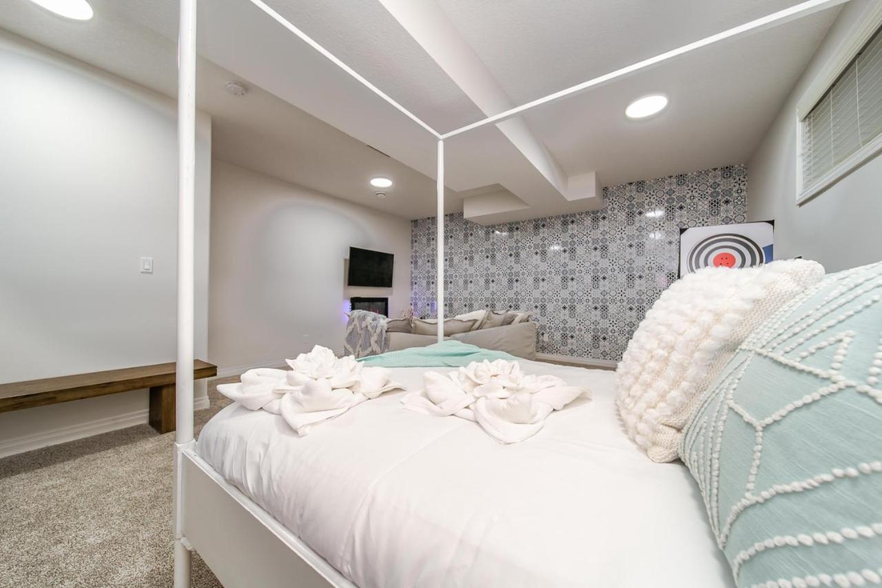 Mediterranean Retreat - King Bed - Fireplace - Jacuzzi - Fast Wi-Fi - Games Room - Free Parking & Netflix Едмонтон Екстер'єр фото