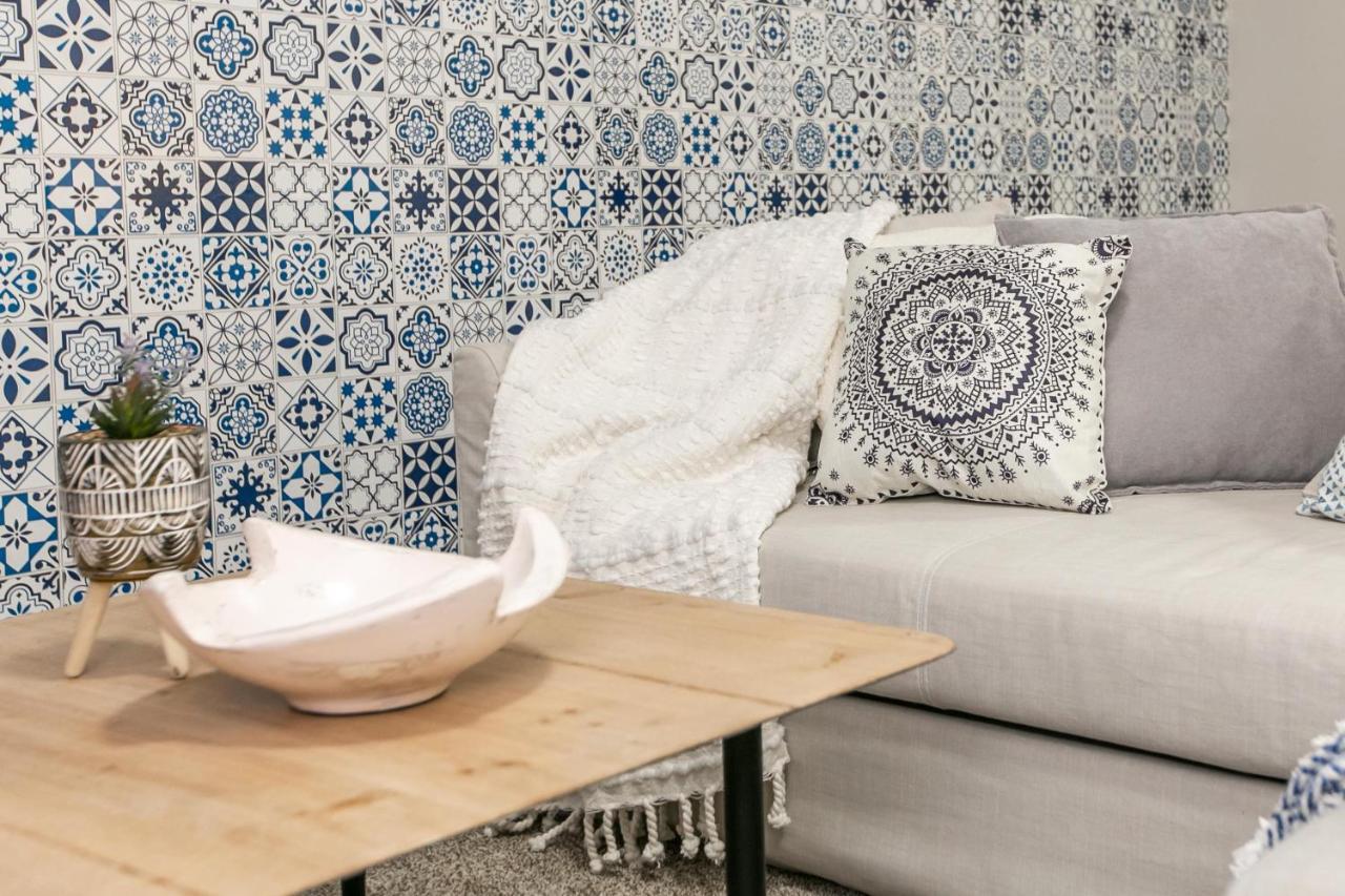 Mediterranean Retreat - King Bed - Fireplace - Jacuzzi - Fast Wi-Fi - Games Room - Free Parking & Netflix Едмонтон Екстер'єр фото