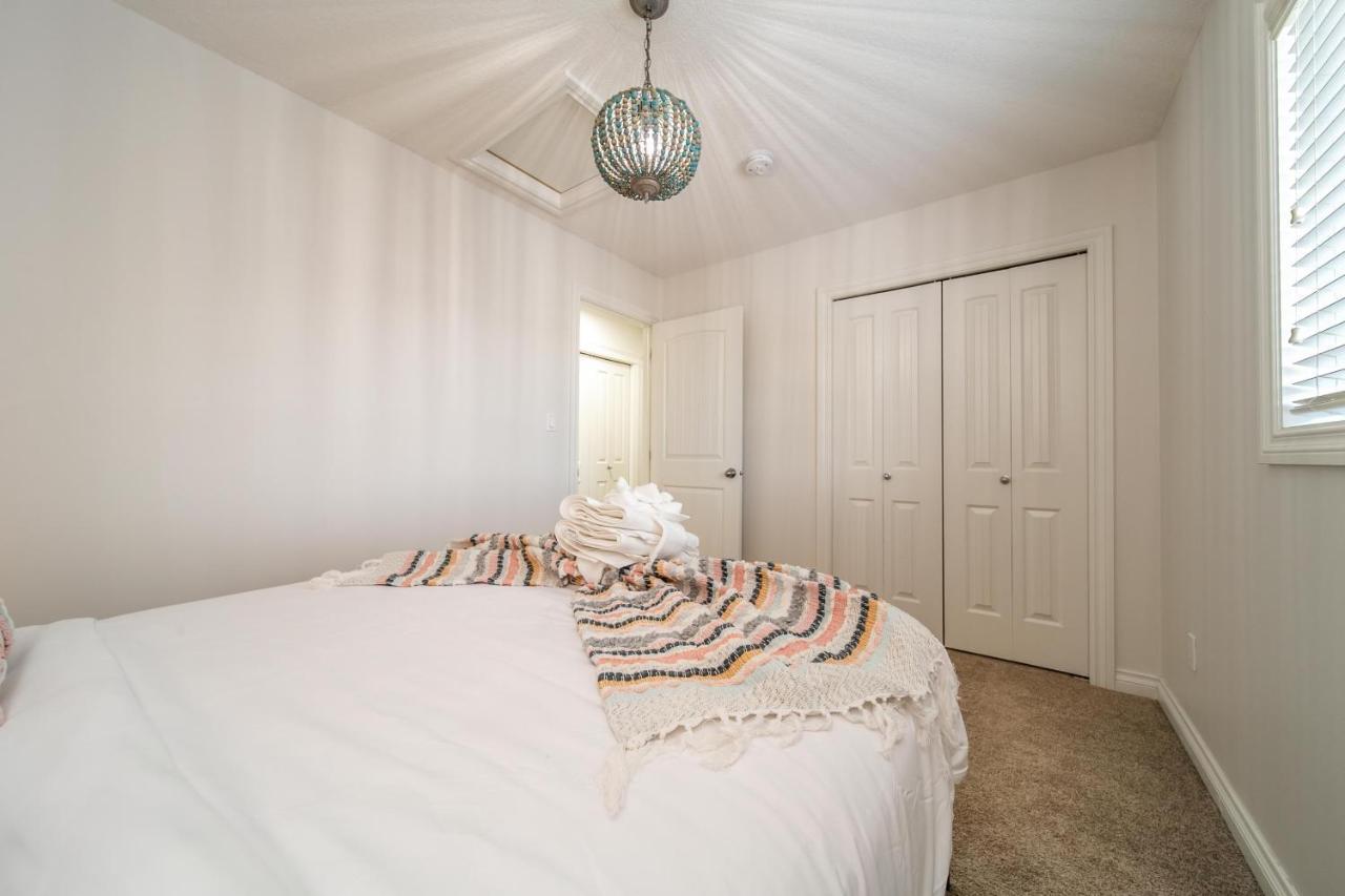 Mediterranean Retreat - King Bed - Fireplace - Jacuzzi - Fast Wi-Fi - Games Room - Free Parking & Netflix Едмонтон Екстер'єр фото
