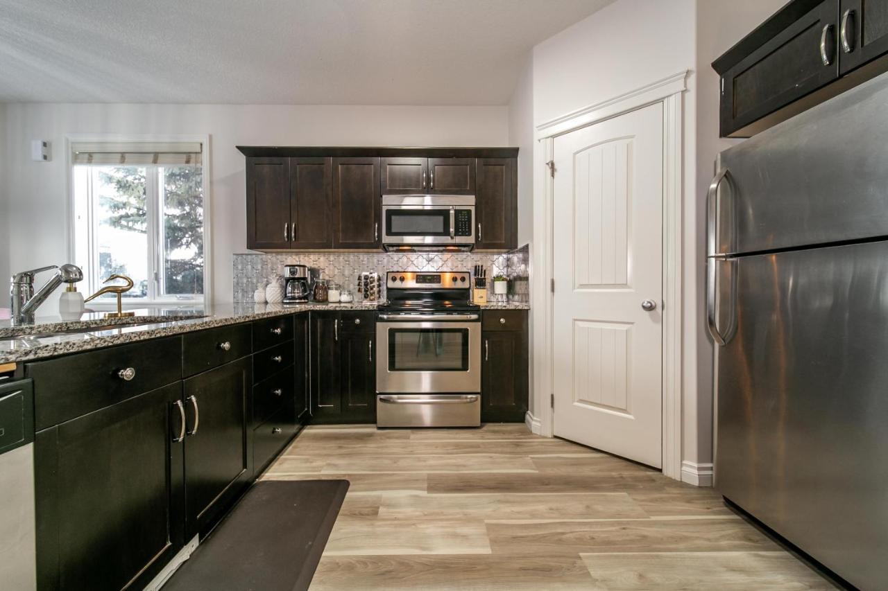 Mediterranean Retreat - King Bed - Fireplace - Jacuzzi - Fast Wi-Fi - Games Room - Free Parking & Netflix Едмонтон Екстер'єр фото