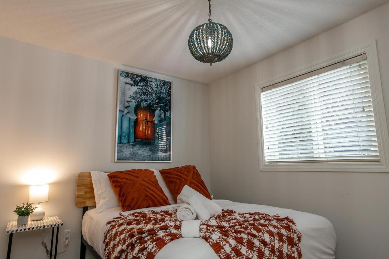 Mediterranean Retreat - King Bed - Fireplace - Jacuzzi - Fast Wi-Fi - Games Room - Free Parking & Netflix Едмонтон Екстер'єр фото