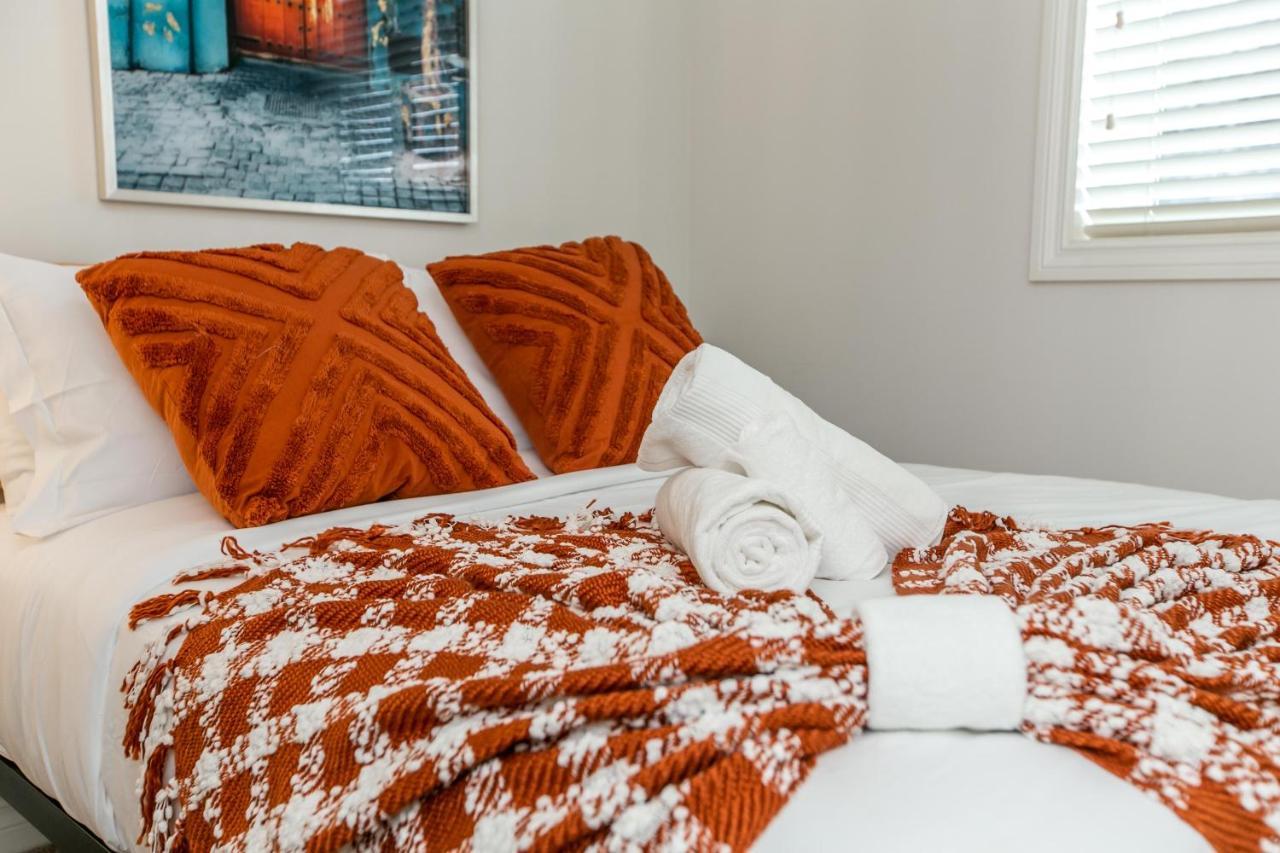 Mediterranean Retreat - King Bed - Fireplace - Jacuzzi - Fast Wi-Fi - Games Room - Free Parking & Netflix Едмонтон Екстер'єр фото