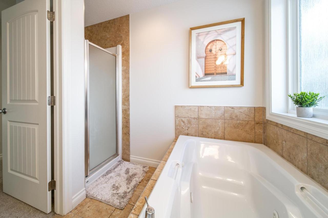 Mediterranean Retreat - King Bed - Fireplace - Jacuzzi - Fast Wi-Fi - Games Room - Free Parking & Netflix Едмонтон Екстер'єр фото