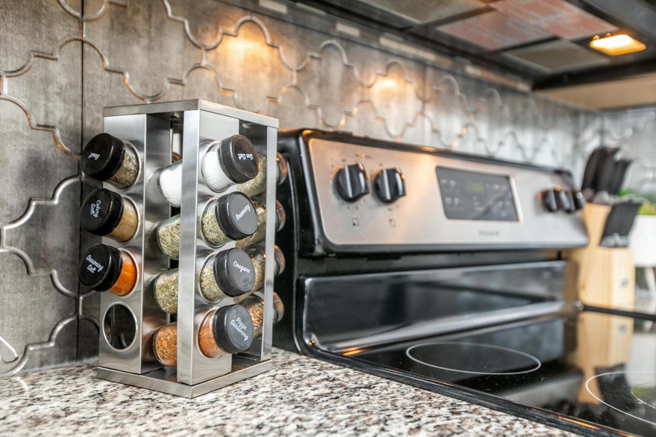 Mediterranean Retreat - King Bed - Fireplace - Jacuzzi - Fast Wi-Fi - Games Room - Free Parking & Netflix Едмонтон Екстер'єр фото