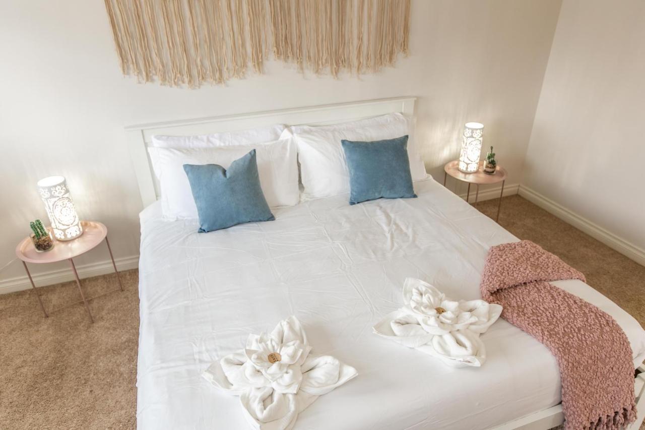 Mediterranean Retreat - King Bed - Fireplace - Jacuzzi - Fast Wi-Fi - Games Room - Free Parking & Netflix Едмонтон Екстер'єр фото