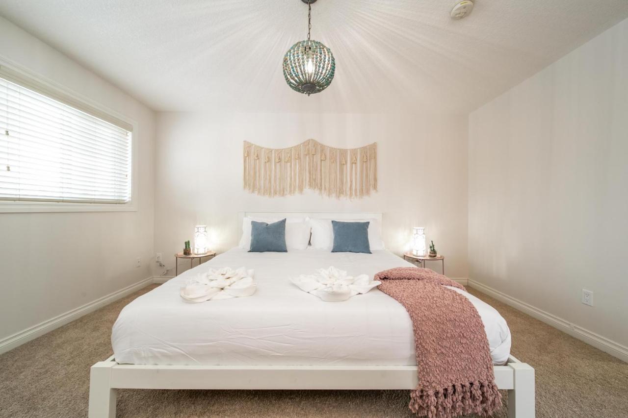 Mediterranean Retreat - King Bed - Fireplace - Jacuzzi - Fast Wi-Fi - Games Room - Free Parking & Netflix Едмонтон Екстер'єр фото
